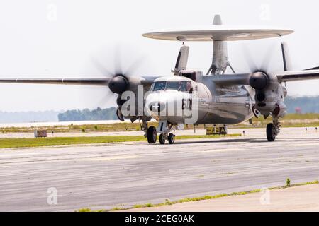 Ein Northrup Grunman E-2C Hawkeye rollt auf der Landebahn auf der Rhode Island National Guard Airshow. Stockfoto