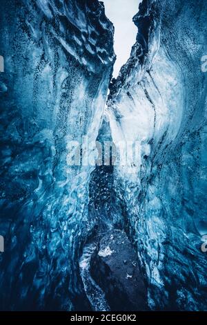 Wunderschönes kristallblaues Eis Stockfoto