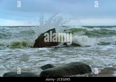 Die Wellen schlagen gegen die Felsen, die Wellen, den Sturm und Stein Stockfoto