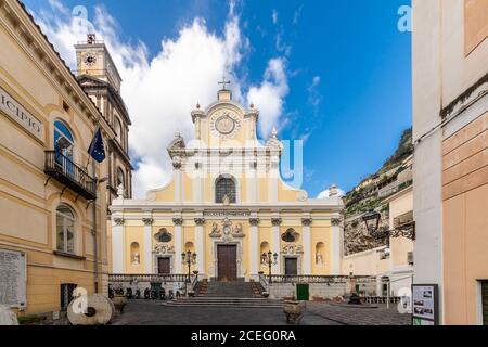 Minori, Amalfiküste, Kampanien, Italien, Februar 2020: Die imposante Basilika Santa Trofimena im neoklassizistischen Stil bewahrt die Krypta Santa Trofimena. Amalfiküste. Stockfoto