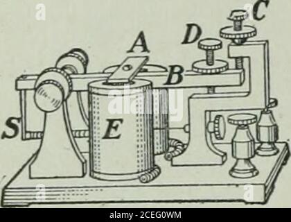 . Die Ontario High School Physik. 428 MAGNETISCHE VERHÄLTNISSE DES STROMS. Hebel ist nob gedrückt, eine Feder Iy hält die Punkte auseinander. Aswitch S wird verwendet, um Tlie-Bindungs-Po3ts anzuschließen und den schaltkreis zu schließen, wenn das Gerät nicht verwendet wird. 509. Der Telegraph Sounder. Abb. 518 zeigt den Bau des Echolots. Es besteht aus Anelektromagne. E, über den Polen von denen ist eine weiche-Eisen-Anker ^, mountedon einen drehbaren Strahl B. der Balken ist angehoben und der Anker durch aspring S gehalten, über den Polen des Magneten ABB. 6i8.-Teichgraph Echolot. ^^ ^ Abstand durch die Schrauben G und D. die Enden der geregelt Stockfoto