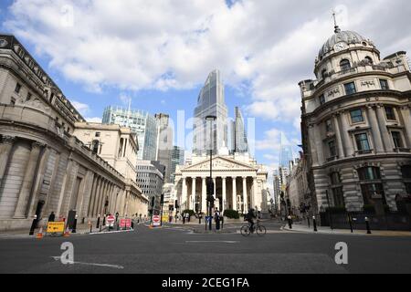 Eine ruhige Bank Kreuzung in der Nähe der Bank of England in der City of London. Der Premierminister sagte, dass die Leute "in großer Zahl ins Büro zurückkehren" würden, aber Downing Street sagte, dass sie noch keine Informationen zur Sicherung der Behauptung liefern könne. Stockfoto
