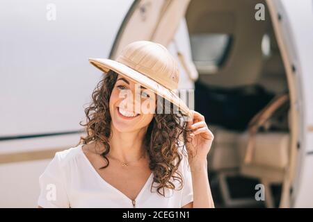 Hübsche Frau senkt ein Außenflugzeug. Stockfoto