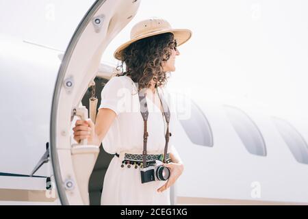 Pretty Woman senkt ein Flugzeug im Freien und macht Fotos. Stockfoto