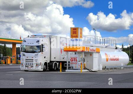 Kundenspezifischer neuer, weißer Scania 500S LKW mit gekühltem Auflieger Pakkasmarja an der Shell-Tankstelle. Forssa, Finnland. 28. August 2020. Stockfoto