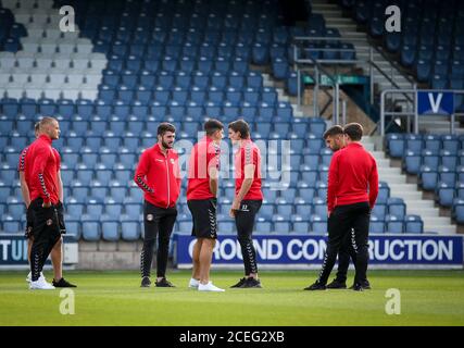 LONDON, ENGLAND. SEPTEMBER 2020 Spieler des Charlton Athletic Football Club besuchen den Platz vor dem Spiel während des EFL Trophy-Spiels zwischen AFC Wimbledon und Charlton Athletic im Kiyan Prince Foundation Stadium, London. (Kredit: Tom West - MI News) Kredit: MI Nachrichten & Sport /Alamy Live Nachrichten Stockfoto