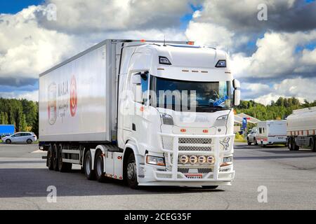 Wunderschön angepasste neue, weiße Scania 500S LKW mit Sattelauflieger Pakkasmarja Fahren durch LKW-Stop-Yard. Forssa, Finnland. 28. August 2020. Stockfoto