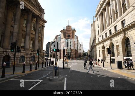 Eine ruhige Bank Kreuzung in der Nähe der Bank of England in der City of London. Der Premierminister sagte, dass die Leute "in großer Zahl ins Büro zurückkehren" würden, aber Downing Street sagte, dass sie noch keine Informationen zur Sicherung der Behauptung liefern könne. Stockfoto