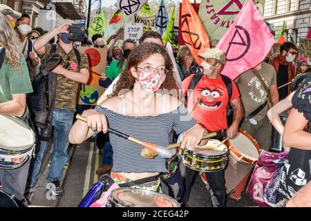 Tausende von Rebellion-Demonstranten treffen sich auf dem Parliament Square im Zentrum Londons und blockieren Straßen in und außerhalb der Gegend, die die Regierung dazu auffordern, ihrer Forderung nach einer Bürgerversammlung zur Bekämpfung des Klimawandels Gehör zu schenken. Stockfoto