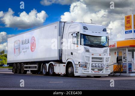 Kundenspezifischer neuer, weißer Scania 500S LKW mit gekühltem Auflieger Pakkasmarja an der Shell-Tankstelle. Forssa, Finnland. 28. August 2020. Stockfoto