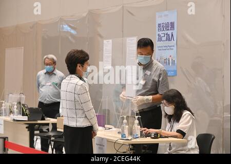 (200901) -- HONGKONG, 1. September 2020 (Xinhua) -- die Hauptgeschäftsführerin der Sonderverwaltungsregion Hongkong (HKSAR) Carrie Lam erhält COVID-19-Screening-Tests in Hongkong, Südchina, 1. September 2020. Hongkong startete am Dienstag sein massives Screening-Programm, um die Ausbreitung von COVID-19 einzudämmen und das normale Leben der Bewohner wiederherzustellen. ZUM THEMA "Roundup: Hongkong beginnt mit dem universellen COVID-19-Screening, um die Ausbreitung des Virus zu stoppen" (Information Services Department of the Government of the HKSAR/Handout via Xinhua) Stockfoto