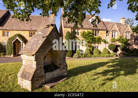 Abendlicht auf Hütten neben dem Dorf grün im Cotswold Dorf Lower Slaughter, Gloucestershire Großbritannien Stockfoto