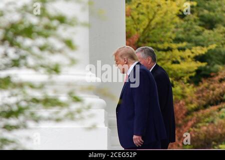 US-Präsident Donald Trump, rechts, wird vom Stabschef des Weißen Hauses, Mark Meadows, begleitet, als er das Weiße Haus verlässt, in Washington, DC, Dienstag, 1. September 2020, um sich mit Strafverfolgungsbehörden in Kenosha, Wisconsin, zu treffen. Quelle: Rod Lampey/Pool via CNP /MediaPunch Stockfoto