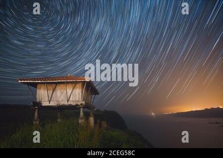 Langzeitaufnahme von schönen Sternenhimmel über kleine Hütte in Asturien, Spanien Stockfoto