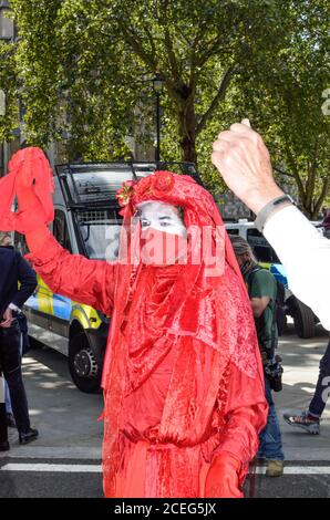 Tausende von Rebellion-Demonstranten treffen sich auf dem Parliament Square im Zentrum Londons und blockieren Straßen in und außerhalb der Gegend, die die Regierung dazu auffordern, ihrer Forderung nach einer Bürgerversammlung zur Bekämpfung des Klimawandels Gehör zu schenken. Stockfoto