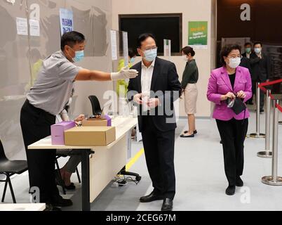 Hongkong, China. September 2020. Mitarbeiter des Verbindungsbüros der zentralen Volksregierung in der Sonderverwaltungsregion Hongkong (HKSAR) erhalten COVID-19-Screening-Tests in Hongkong, Südchina, am 1. September 2020. UM MIT "Roundup: Hong Kong startet universelles COVID-19 Screening, um die Ausbreitung des Virus zu stoppen" zu GEHEN.Quelle: Li Gang/Xinhua/Alamy Live News Stockfoto