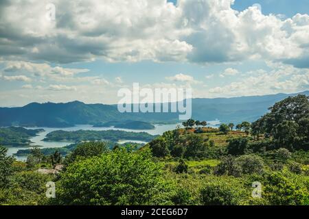 TA Dung See im Sommer. Blauer Himmel und Wolken auf dem See und die Bäume auf der kleinen Insel Paradies. Dak Nong globaler geologischer Park, Dak Nong Prov Stockfoto