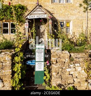 Covid 19 Hinweise auf ein Ferienhaus im Cotswold Dorf Lower Slaughter, Gloucestershire UK Stockfoto