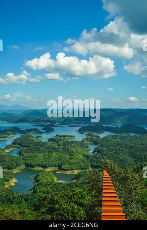 TA Dung See im Sommer. Blauer Himmel und Wolken auf dem See und die Bäume auf der kleinen Insel Paradies. Dak Nong globaler geologischer Park, Dak Nong Prov Stockfoto