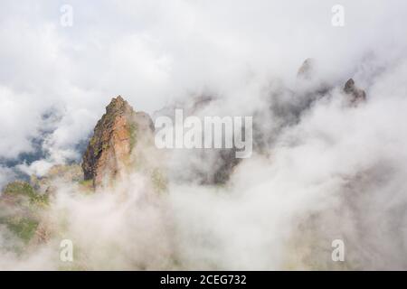 Landschaft von bewölkten Bergen Stockfoto