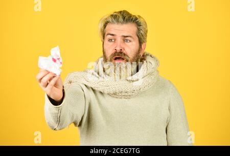 oh nein Lungenkrebs Bewusstsein. Coronavirus aus china. Der Mensch hustet blutig. Lungenentzündung Krankheit. Kranker Mann bekam Virusinfektion. Gesundheit. Mann schlecht im Stockfoto