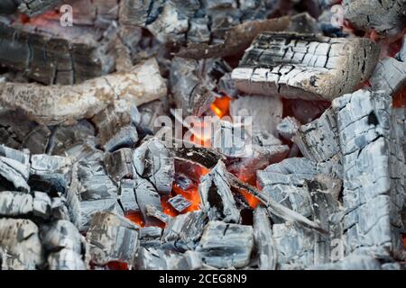 Foto Brennholz und Kohlen.Flaming brennende Funken aus der Nähe, Feuer Muster.Blick auf rot heiß glühenden Holz im Ofen.Embers und Feuer in Ofen o Stockfoto