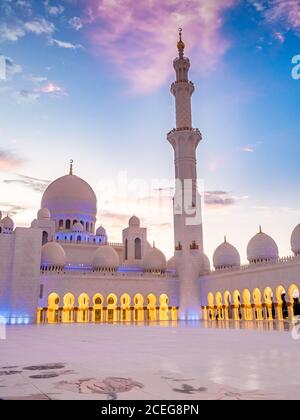 Kuppeln und Minarett der Scheich-Zayed-Moschee Sonnenuntergang Stockfoto