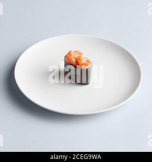 Minimalistisches Maki Sushi auf dem Teller Stockfoto