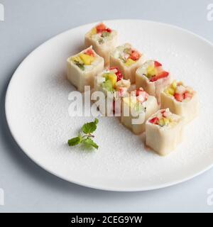 Helle leckere japanische Sushi-Brötchen Stockfoto