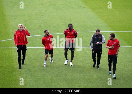 Charlton Athletic's George Lapslie (links), Erhun Oztomer, Adedeji Oshilaja und Jake Forster-Caskey (rechts) inspizieren das Spielfeld vor dem Spiel der EFL Trophy, Southern Group G im Kiyan Prince Foundation Stadium, London. Stockfoto