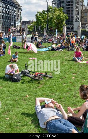 Tausende von Rebellion-Demonstranten treffen sich auf dem Parliament Square im Zentrum Londons und blockieren Straßen in und außerhalb der Gegend, die die Regierung dazu auffordern, ihrer Forderung nach einer Bürgerversammlung zur Bekämpfung des Klimawandels Gehör zu schenken. Stockfoto