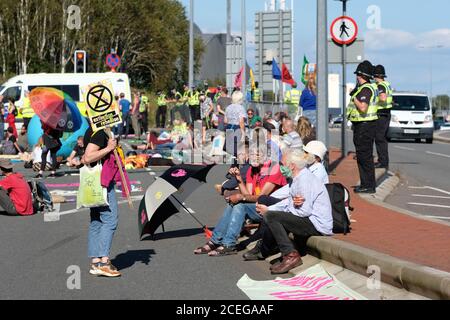 Cardiff, Wales, UK - Dienstag, 1. September 2020 - Extinction Rebellion ( XR ) Demonstranten blockieren die Straße vor dem walisischen Büro in Cardiff Bay mit einer großen Polizeipräsenz. XR hat ein Basislager vor dem Rathaus von Cardiff eingerichtet, um eine Woche lang gegen den Klimawandel und die Zukunft der Gesellschaft zu protestieren. Foto Steven May / Alamy Live News Stockfoto