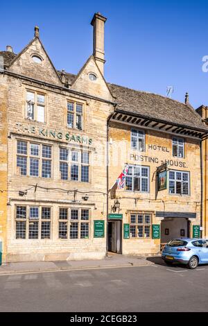 Das Kings Arms Hotel and Posting House aus dem 16. Jahrhundert befindet sich am Platz in der Marktstadt Stow on the Wold in Gloucestershire, Großbritannien Stockfoto