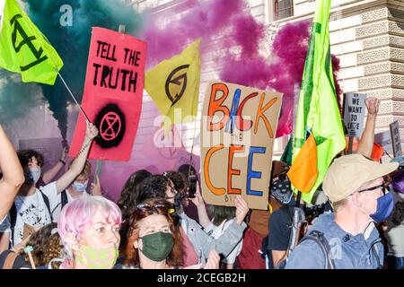 Tausende von Rebellion-Demonstranten treffen sich auf dem Parliament Square im Zentrum Londons und blockieren Straßen in und außerhalb der Gegend, die die Regierung dazu auffordern, ihrer Forderung nach einer Bürgerversammlung zur Bekämpfung des Klimawandels Gehör zu schenken. Stockfoto