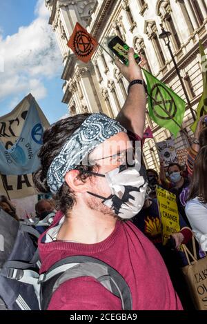 Tausende von Rebellion-Demonstranten treffen sich auf dem Parliament Square im Zentrum Londons und blockieren Straßen in und außerhalb der Gegend, die die Regierung dazu auffordern, ihrer Forderung nach einer Bürgerversammlung zur Bekämpfung des Klimawandels Gehör zu schenken. Stockfoto