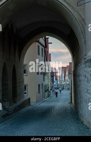 Rothenburg ob der Tauber, Bayern / Deutschland - 23. Juli 2020: Blick auf einen der vielen Stadttore-Wachtürme in der mittelalterlichen bayerischen Stadt Rothenbu Stockfoto