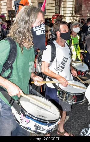 Tausende von Rebellion-Demonstranten treffen sich auf dem Parliament Square im Zentrum Londons und blockieren Straßen in und außerhalb der Gegend, die die Regierung dazu auffordern, ihrer Forderung nach einer Bürgerversammlung zur Bekämpfung des Klimawandels Gehör zu schenken. Stockfoto