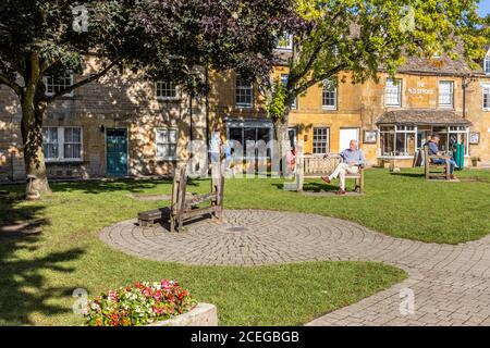 Die alten Aktien an der Ecke des Platzes in der Marktstadt Stow on the Wold in Gloucestershire, Großbritannien Stockfoto