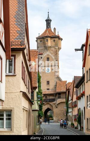 Rothenburg ob der Tauber, Bayern / Deutschland - 23. Juli 2020: Blick auf einen der vielen Stadttore-Wachtürme in der mittelalterlichen bayerischen Stadt Rothenbu Stockfoto