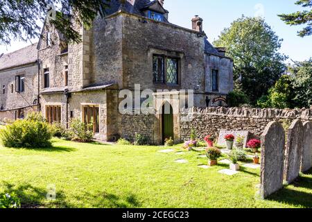 Das Stow Lodge Hotel neben dem Kirchhof in der Marktstadt Stow on the Wold, Gloucestershire, Großbritannien Stockfoto