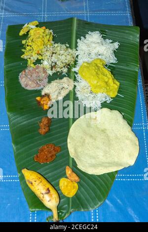 Traditionelle Kerala Essen auf einem Bananenblatt während gelegt Das Onam-Festival in Kerala Indien Stockfoto