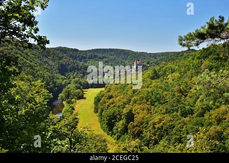 Blick auf Schloss Hardegg im Nationalpark Thayatal / Podyji Österreich und Tschechien Stockfoto