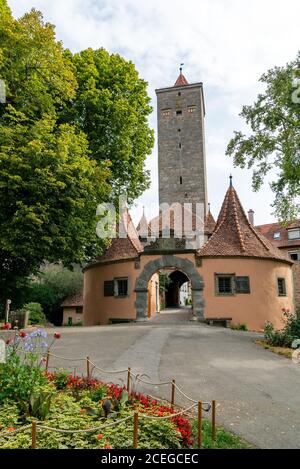 Rothenburg ob der Tauber, Bayern / Deutschland - 23. Juli 2020: Blick auf einen der vielen Stadttore-Wachtürme in der mittelalterlichen bayerischen Stadt Rothenbu Stockfoto