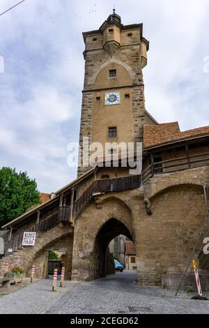 Rothenburg ob der Tauber, Bayern / Deutschland - 23. Juli 2020: Blick auf einen der vielen Stadttore-Wachtürme in der mittelalterlichen bayerischen Stadt Rothenbu Stockfoto