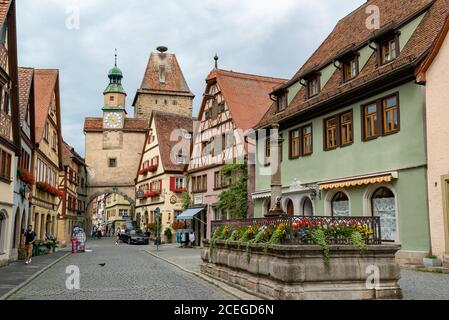 Rothenburg ob der Tauber, Bayern / Deutschland - 23. Juli 2020: Blick auf einen der vielen Stadttore-Wachtürme in der mittelalterlichen bayerischen Stadt Rothenbu Stockfoto