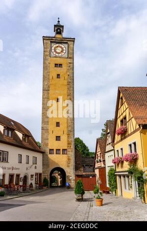 Rothenburg ob der Tauber, Bayern / Deutschland - 23. Juli 2020: Blick auf einen der vielen Stadttore-Wachtürme in der mittelalterlichen bayerischen Stadt Rothenbu Stockfoto