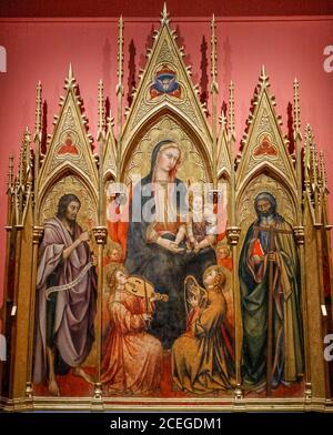 Italien Umbrien Perugia - Nationalgalerie Umbriens: Monographische Ausstellung (1362-1422) - Triptychon der Gesellschaft der Heiligen Katharina der Nacht Siena. Madonna mit Kind. Die Heiligen Johannes der Täufer und Andreas und die Erzengel Michael und Gabriel Stockfoto