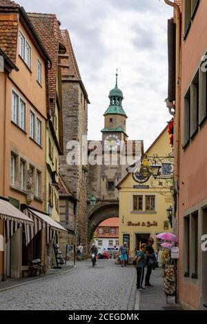 Rothenburg ob der Tauber, Bayern / Deutschland - 23. Juli 2020: Blick auf einen der vielen Stadttore-Wachtürme in der mittelalterlichen bayerischen Stadt Rothenbu Stockfoto