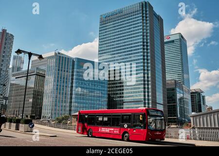 D3 London Single Decker roter Bus fährt vorbei canary Wharf, London, 1. September 2020 Stockfoto