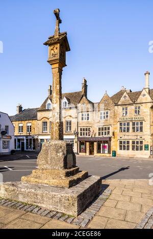 Das Kreuz auf dem Platz in der Marktstadt Stow am Wold in Gloucestershire, Großbritannien Stockfoto